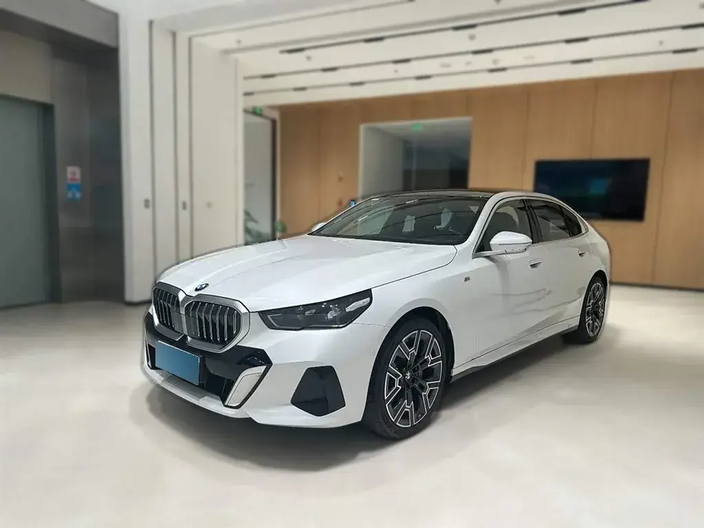 2024 BMW 5 Series 2.0T 258HP L4 8AT