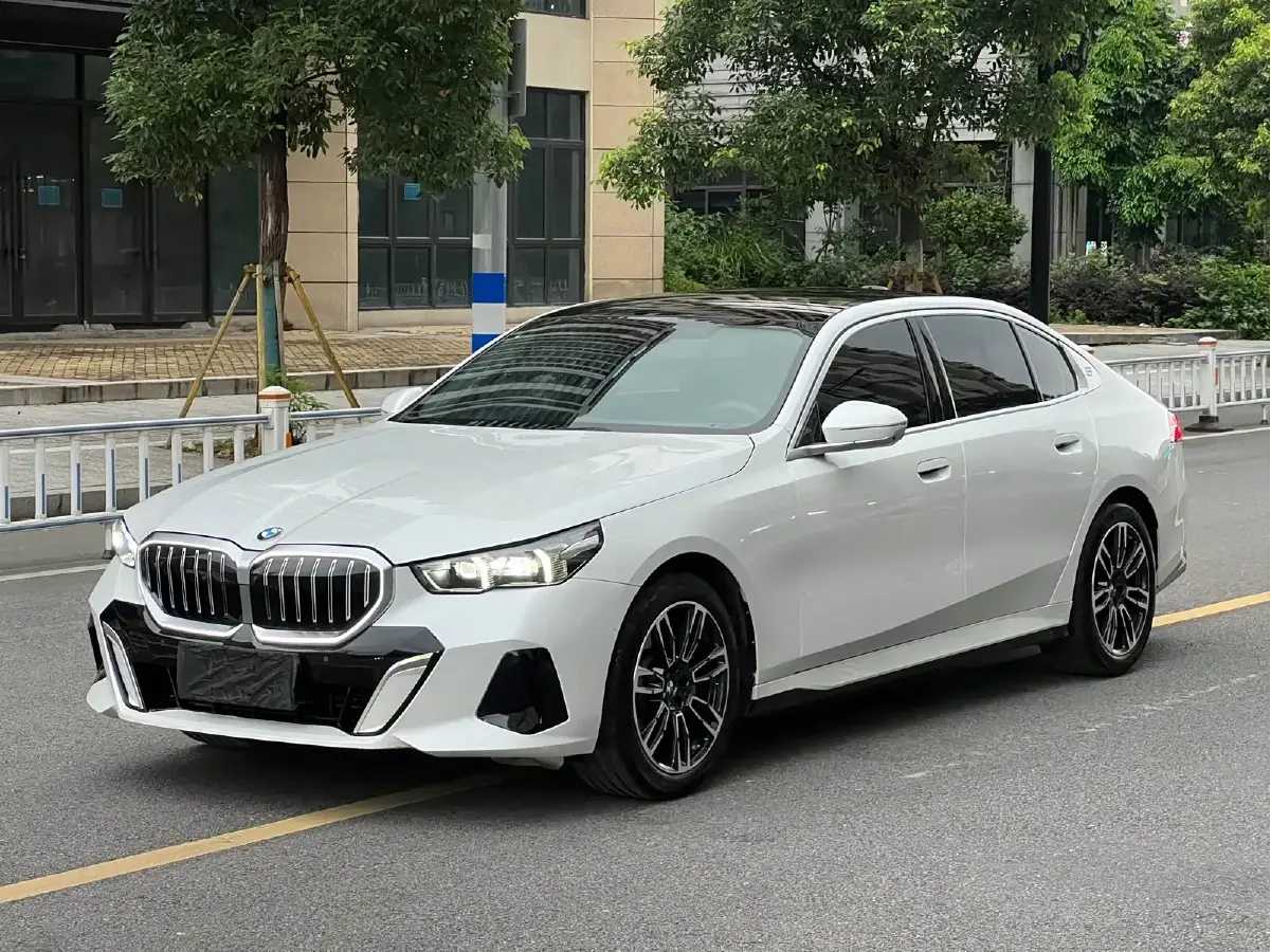 2024 BMW 5 Series 2.0T 258HP L4 8AT