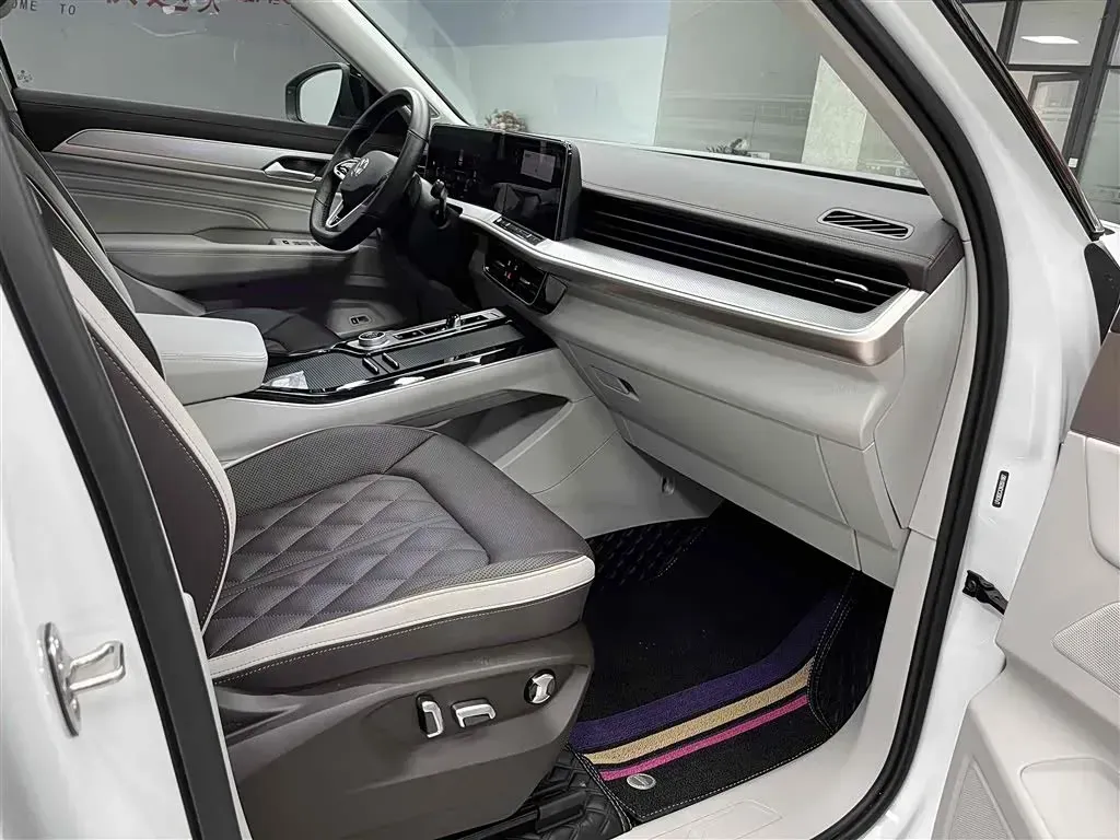 2023 Volkswagen Tavendor 2.0T 220HP L4 7DCT,autocango,china used car exporter,china ev exporter,chinese used car exporter,chinese used ev exporter