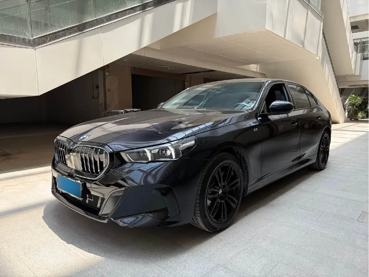 2024 BMW 5 Series 2.0T 190HP L4 8AT