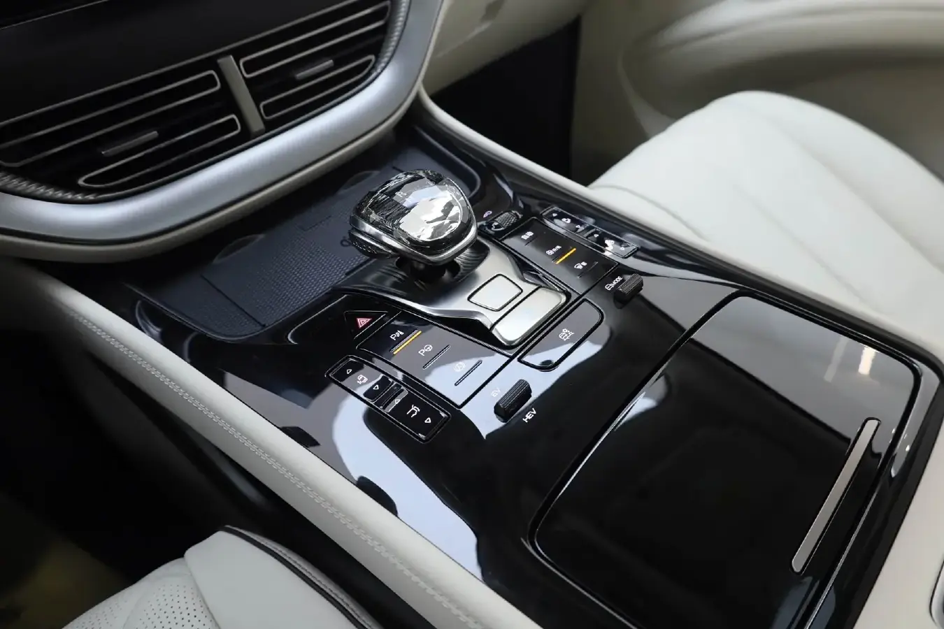 2024 Denza D9 1.5T 139HP L4 E-CVT PHEV 40KWH,autocango,china used car exporter,china ev exporter,chinese used car exporter,chinese used ev exporter
