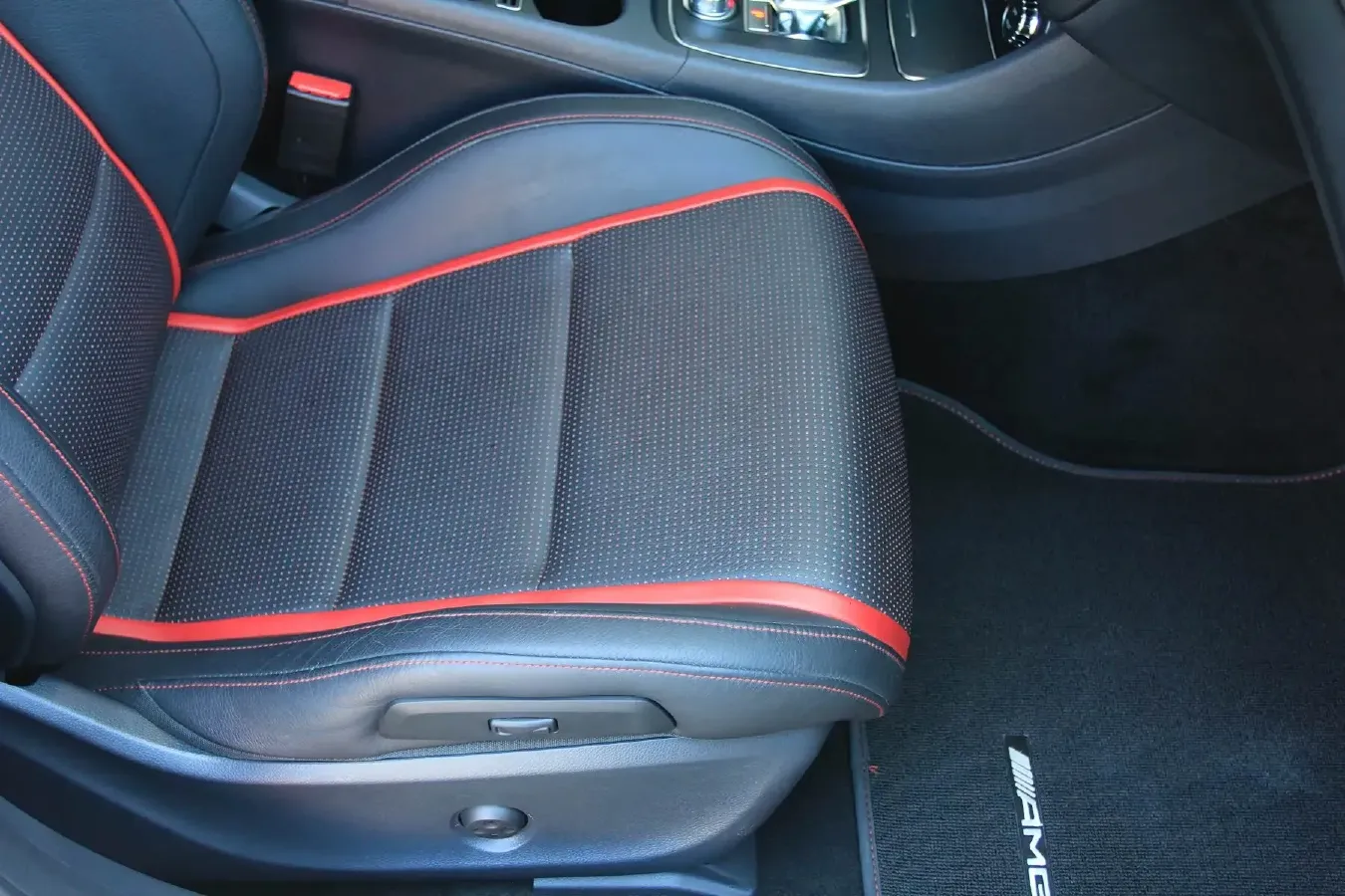 2017 Mercedes-Benz GLA AMG 2.0T 381HP L4 7DCT,autocango,china used car exporter,china ev exporter,chinese used car exporter,chinese used ev exporter