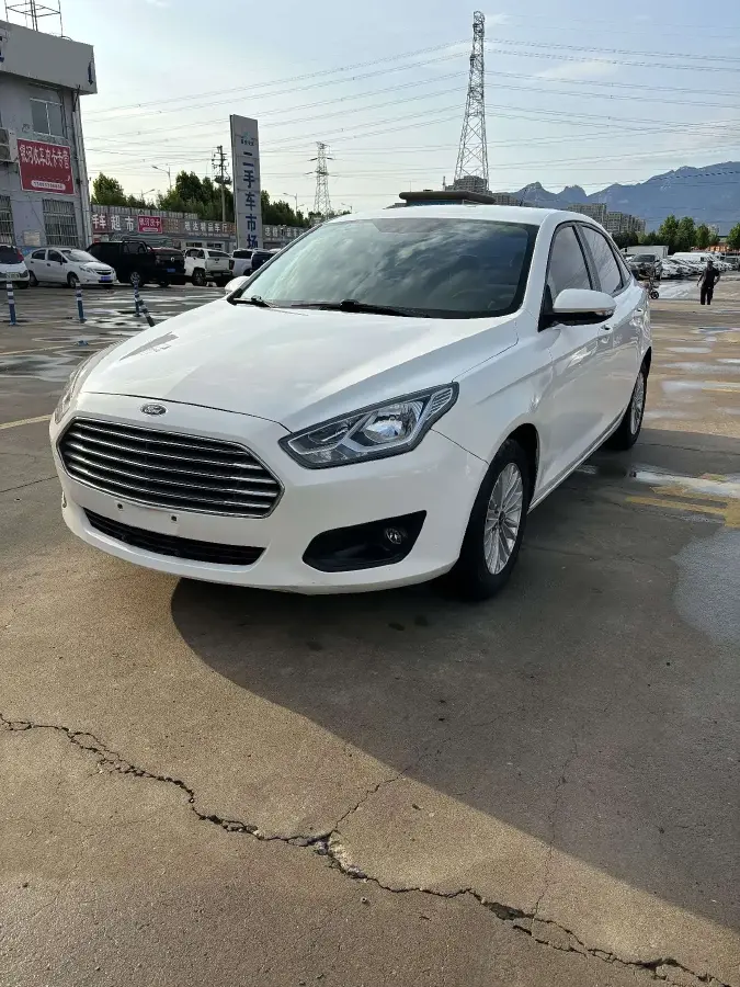 2015 Ford Escort 1.5L 113HP L4 5MT