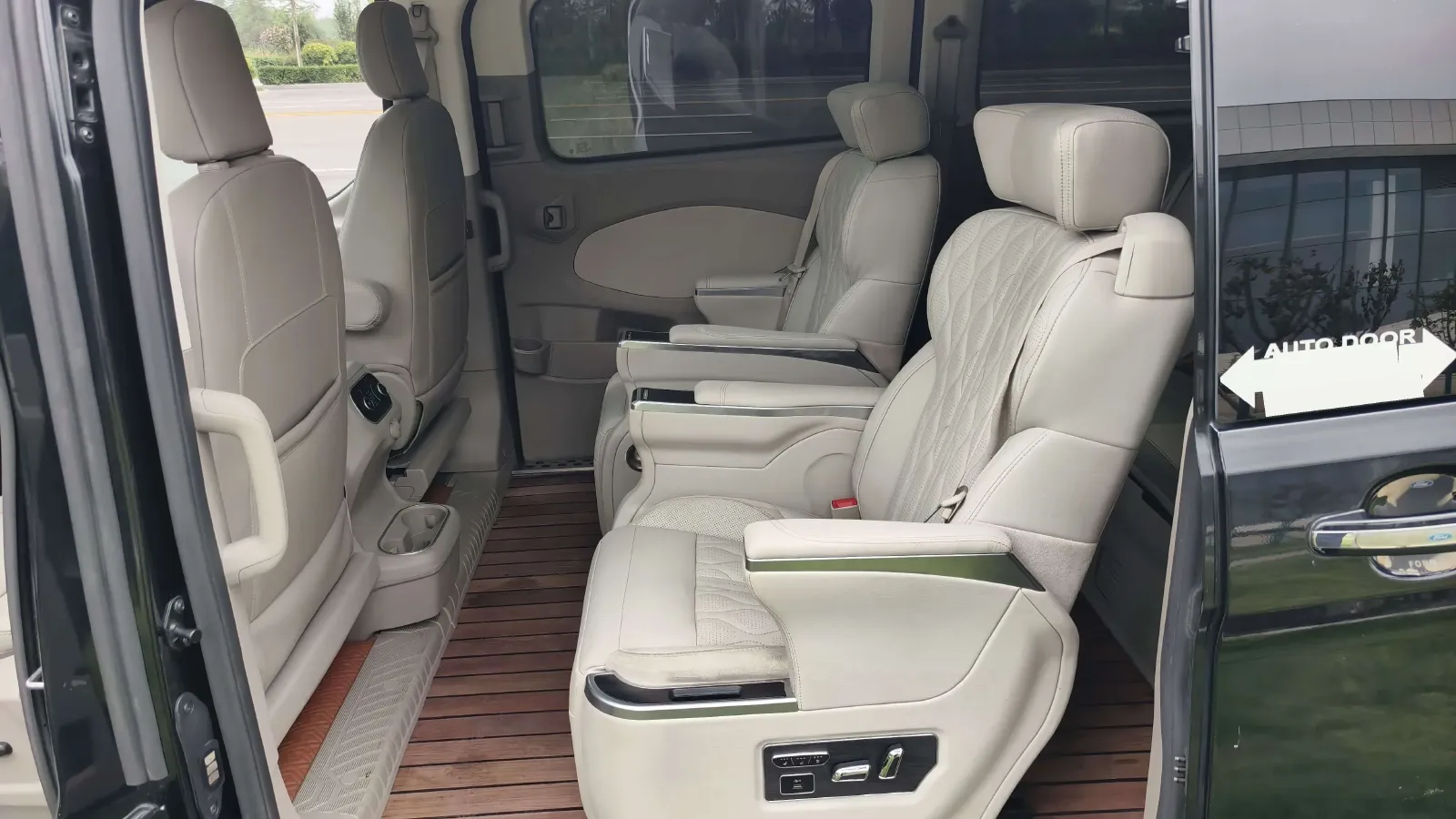 2017 Ford Tourneo 2.0T 203HP L4 6AT,autocango,china used car exporter,china ev exporter,chinese used car exporter,chinese used ev exporter