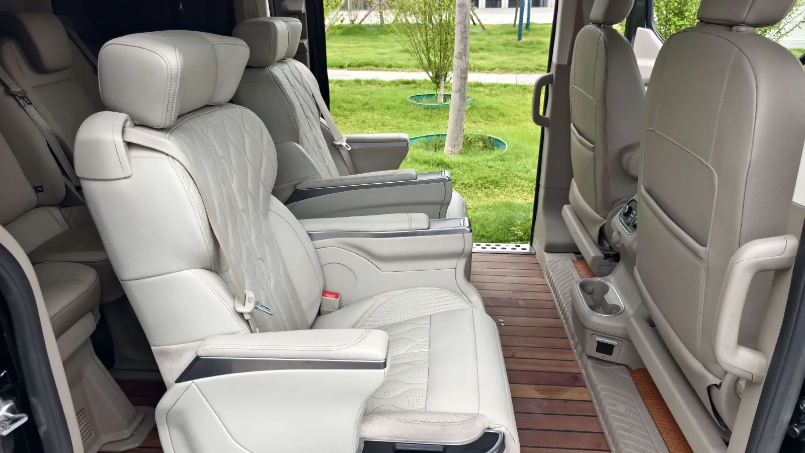 2017 Ford Tourneo 2.0T 203HP L4 6AT,autocango,china used car exporter,china ev exporter,chinese used car exporter,chinese used ev exporter