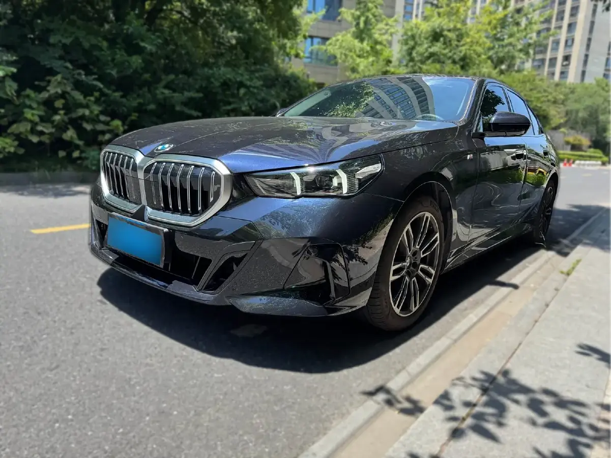 2024 BMW 5 Series 2.0T 190HP L4 8AT