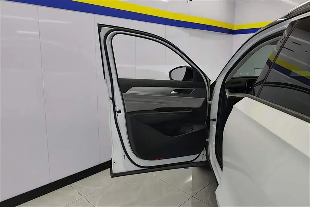 2023 Volkswagen Tavendor 2.0T 220HP L4 7DCT,autocango,china used car exporter,china ev exporter,chinese used car exporter,chinese used ev exporter