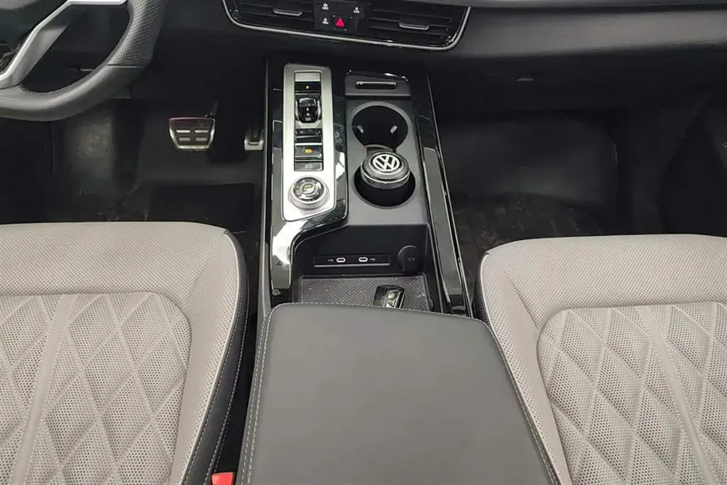 2023 Volkswagen Tavendor 2.0T 220HP L4 7DCT,autocango,china used car exporter,china ev exporter,chinese used car exporter,chinese used ev exporter