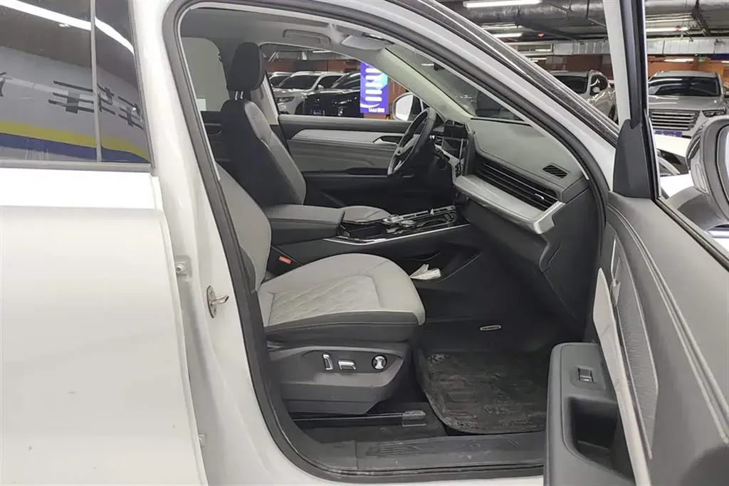 2023 Volkswagen Tavendor 2.0T 220HP L4 7DCT,autocango,china used car exporter,china ev exporter,chinese used car exporter,chinese used ev exporter