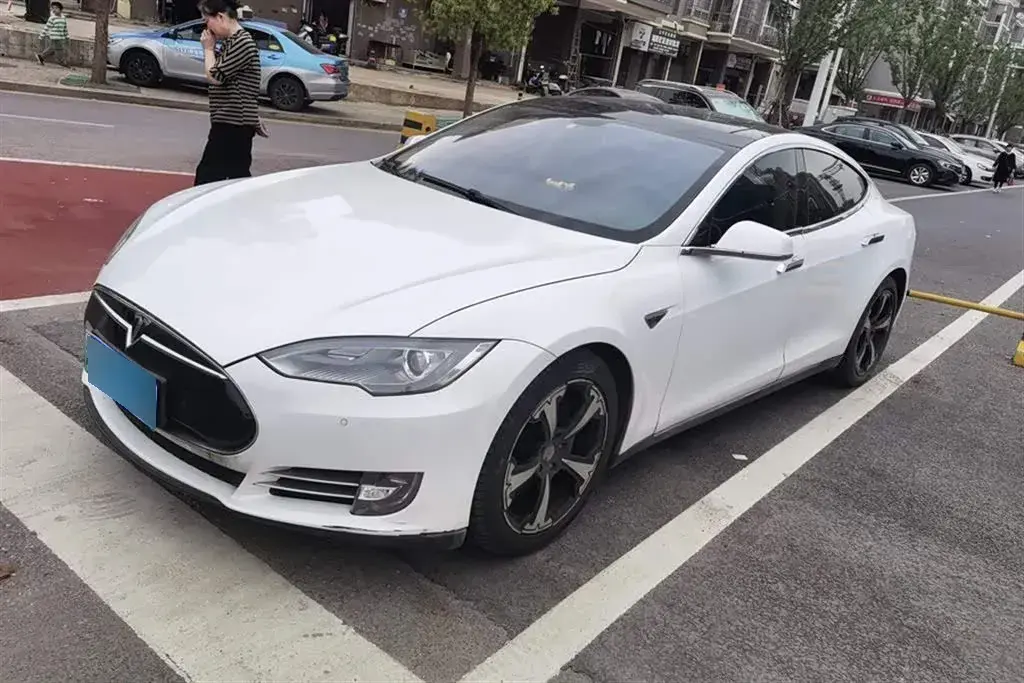 2014 Tesla Model S BEV 85KWH