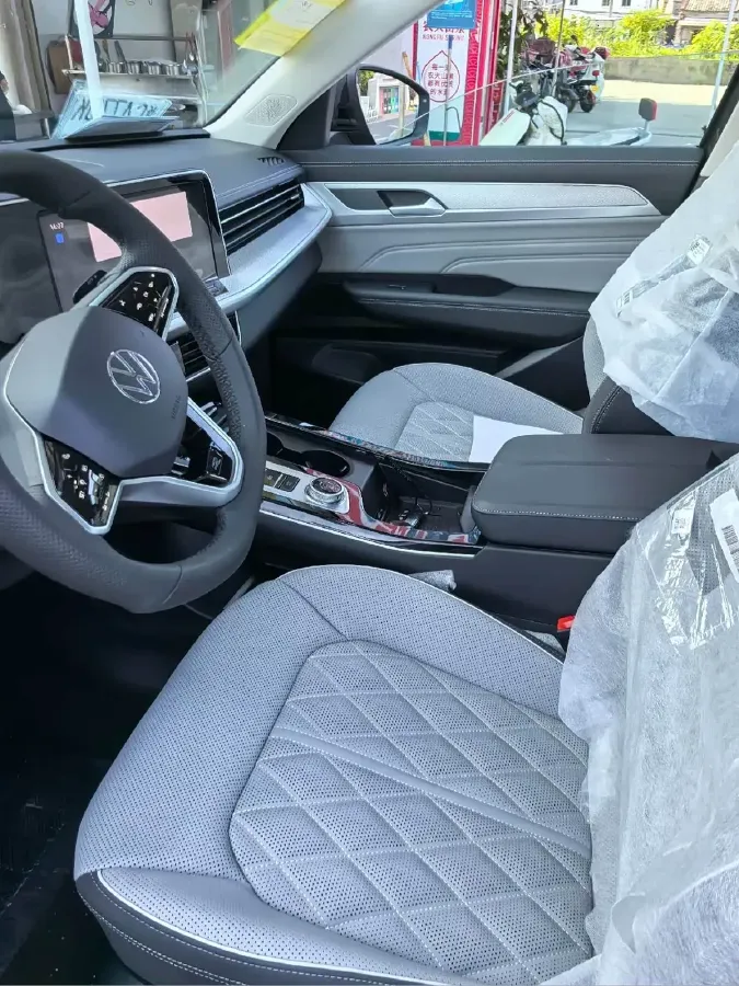 2024 Volkswagen Tavendor 2.0T 220HP L4 7DCT,autocango,china used car exporter,china ev exporter,chinese used car exporter,chinese used ev exporter