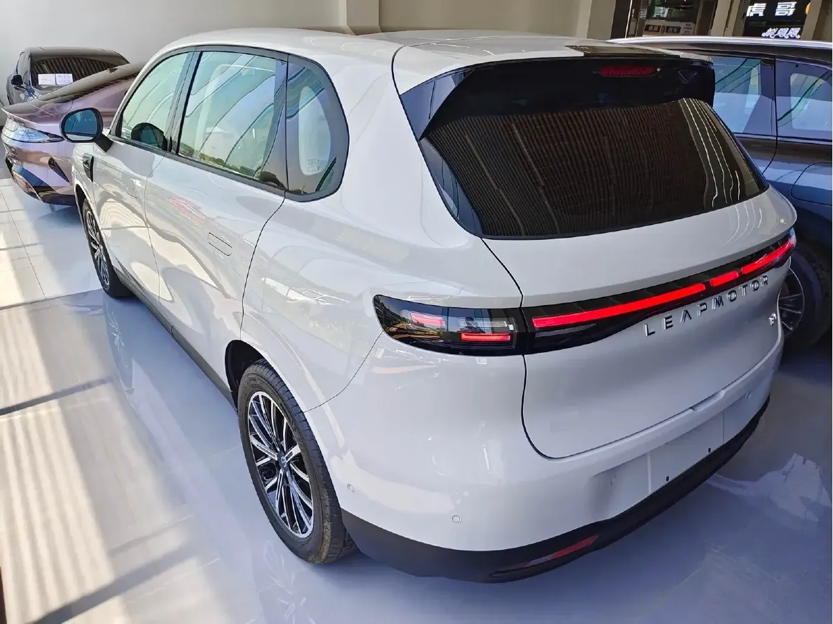 2025 Leapmotor B10 BEV 56.2KWH,autocango,china used car exporter,china ev exporter,chinese used car exporter,chinese used ev exporter