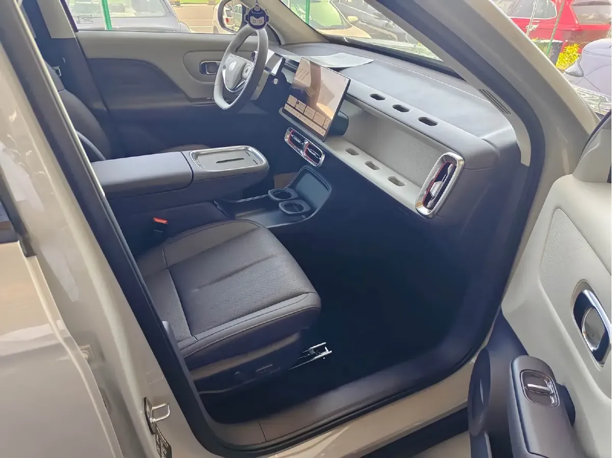 2025 Leapmotor B10 BEV 56.2KWH,autocango,china used car exporter,china ev exporter,chinese used car exporter,chinese used ev exporter