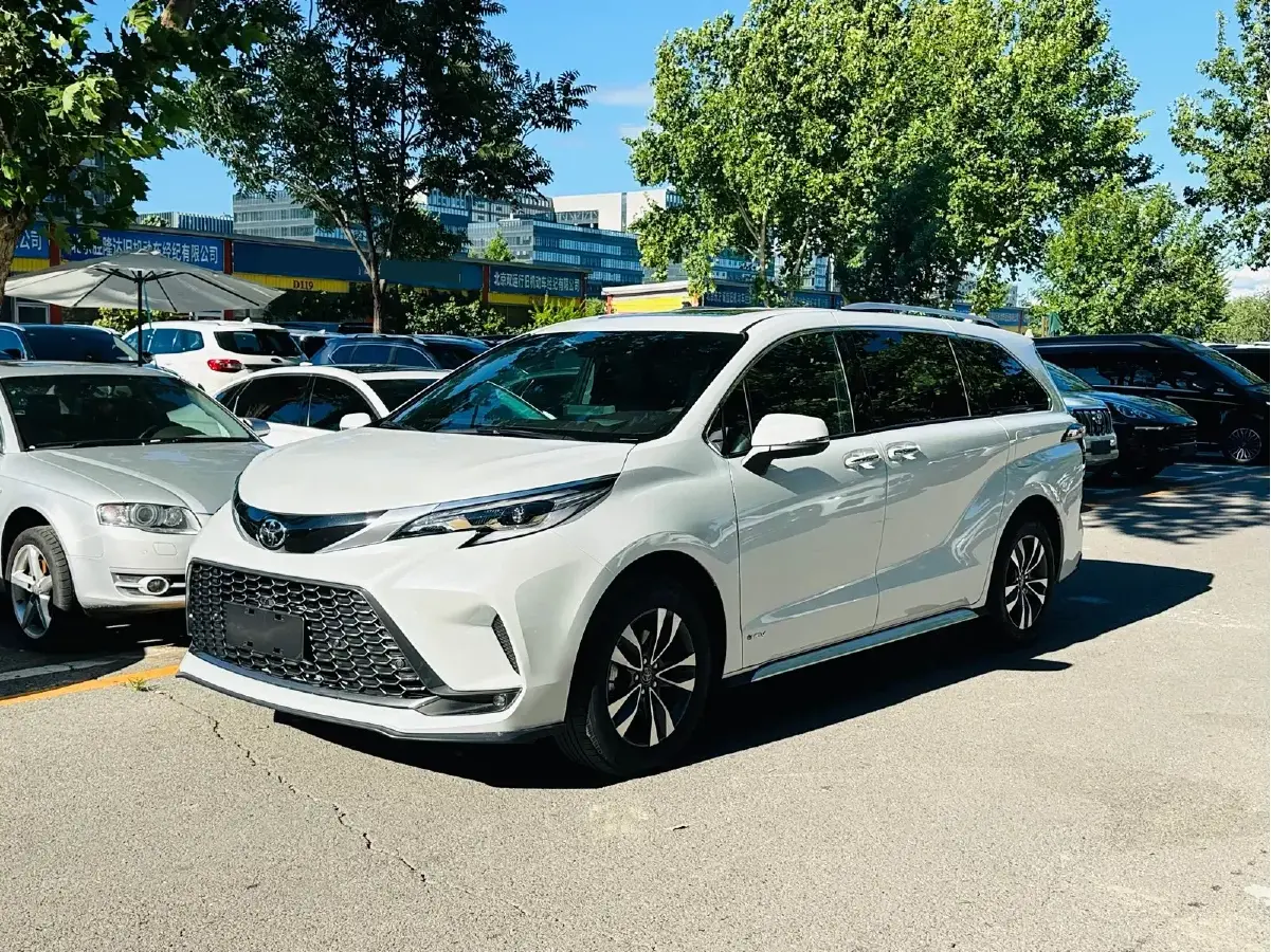 2024 Toyota Granvia 2.5L 189HP L4 E-CVT Hybrid