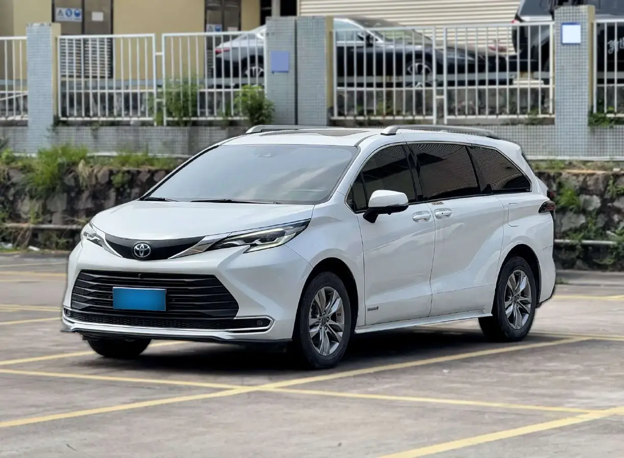 2023 Toyota Sienna 2.5L 189HP L4 E-CVT Hybrid