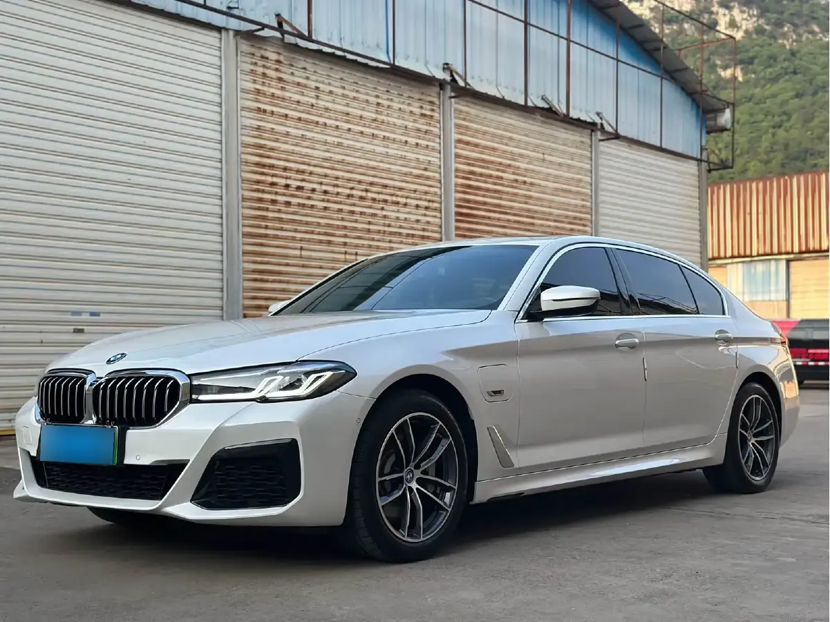 2022 BMW 5 Series 2.0T 184HP L4 8AT PHEV 17.7KWH