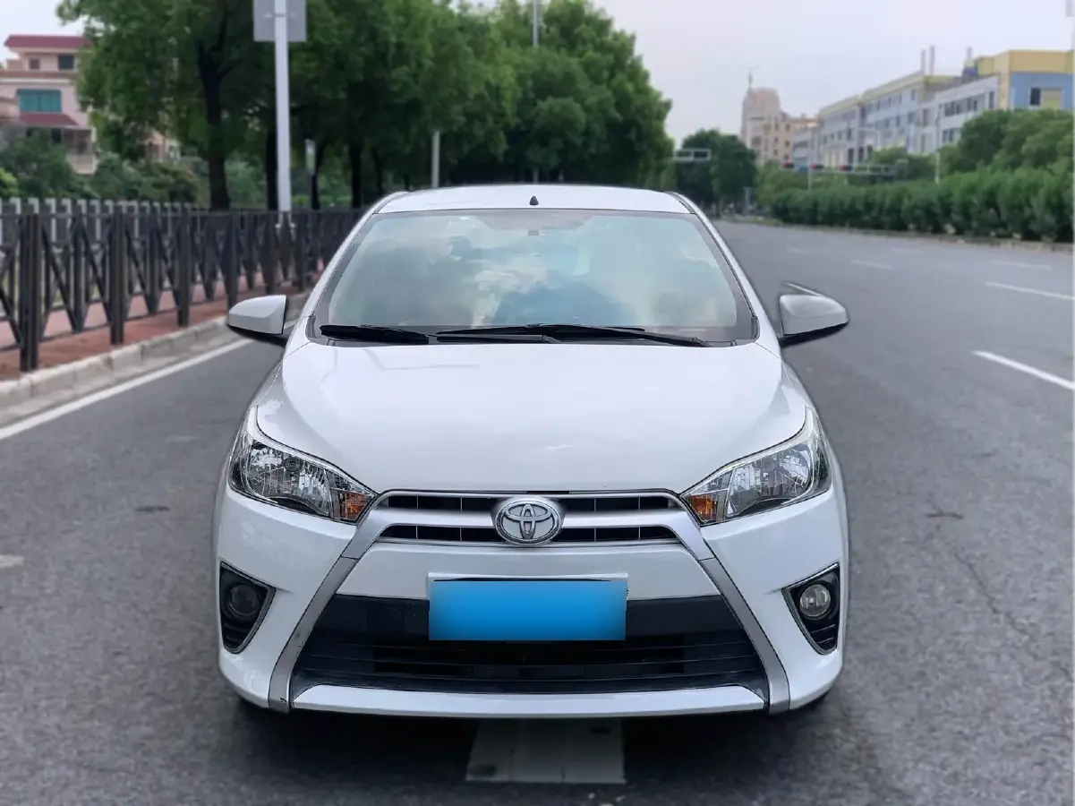 2015 Toyota Yaris L 1.5L 107HP L4 4AT