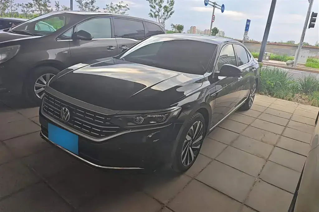 2024 Volkswagen Passat 2.0T 220HP L4 7DCT