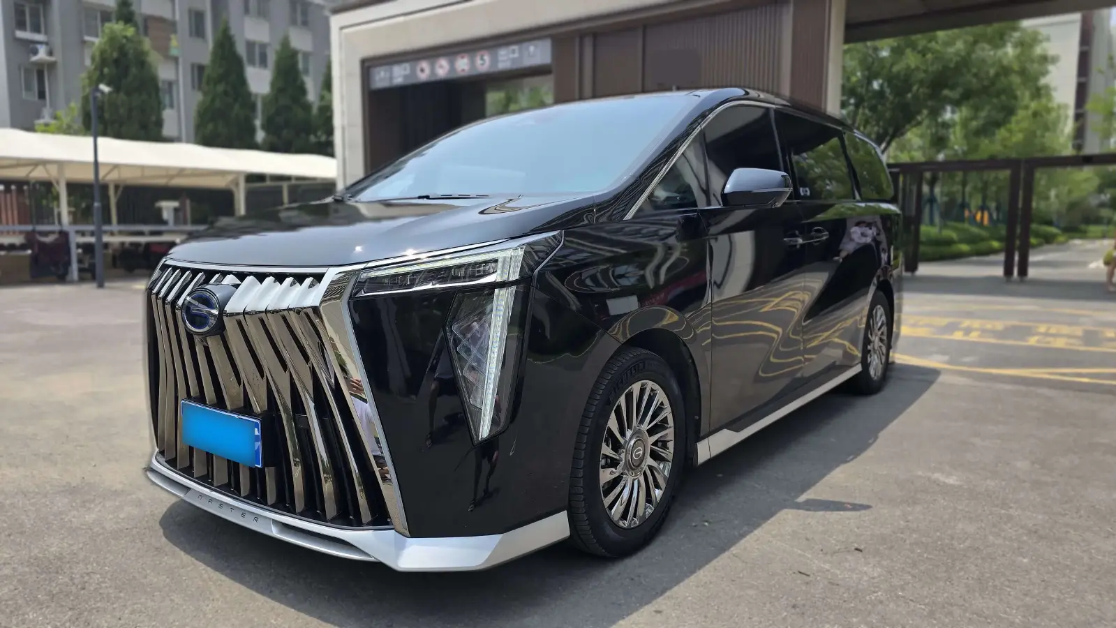 2023 GAC Trumpchi M8 2.0T 190HP L4 E-CVT Hybrid