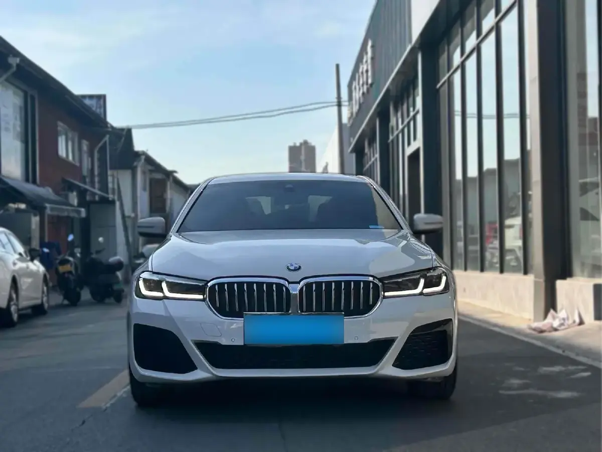 2022 BMW 5 Series 2.0T 252HP L4 8AT
