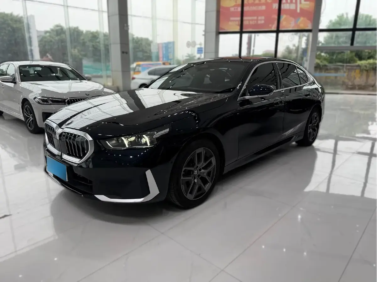 2025 BMW 5 Series 2.0T 258HP L4 8AT