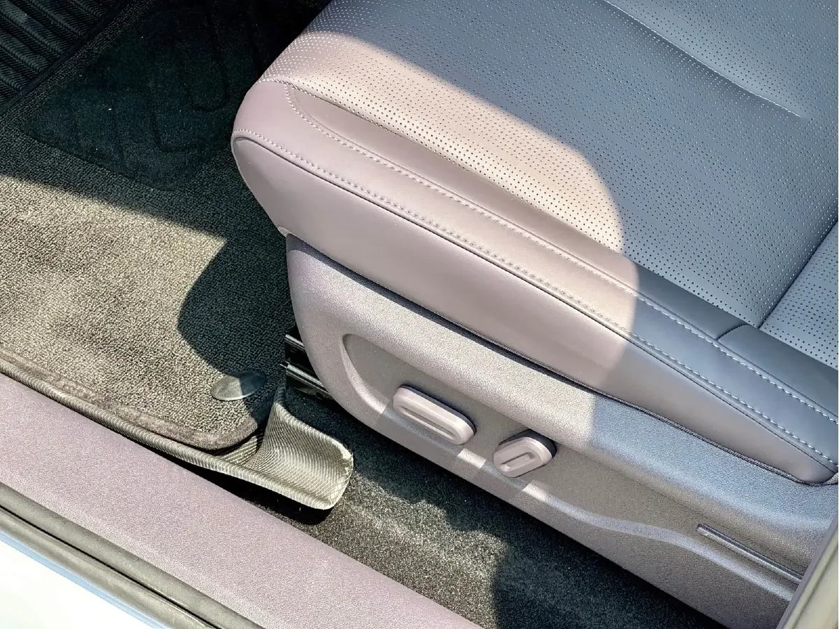 2025 Leapmotor B10 BEV 56.2KWH,autocango,china used car exporter,china ev exporter,chinese used car exporter,chinese used ev exporter