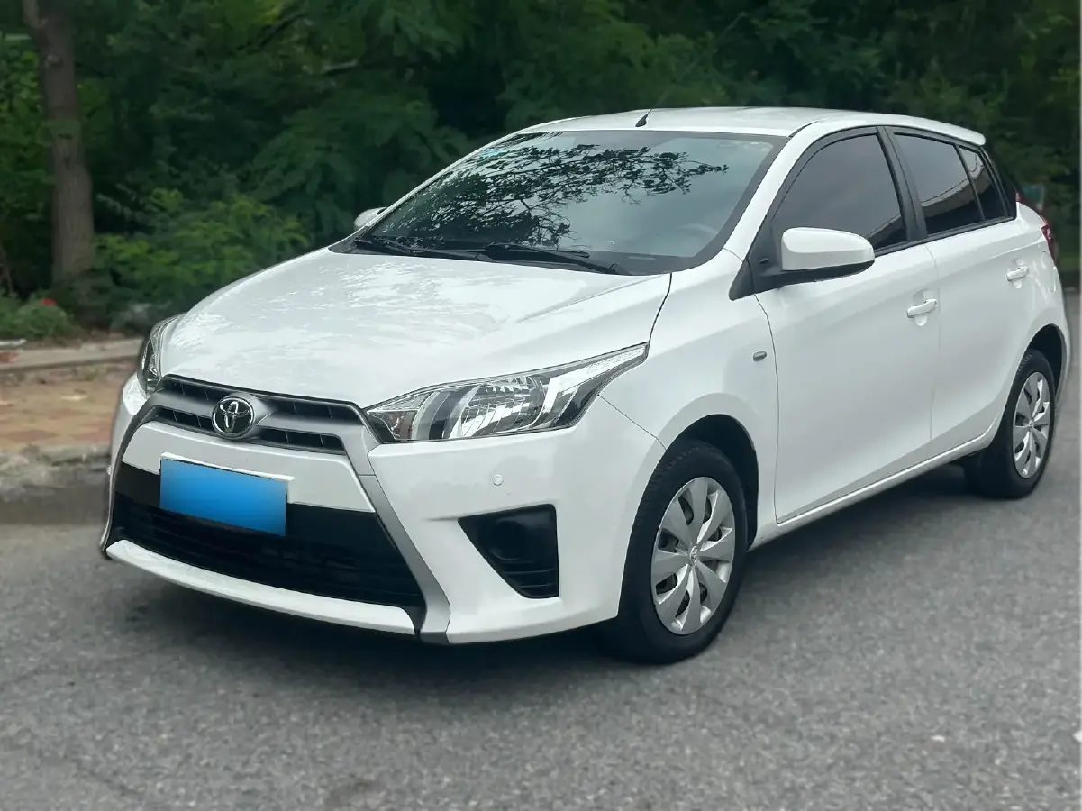2015 Toyota Yaris L 1.5L 107HP L4 4AT