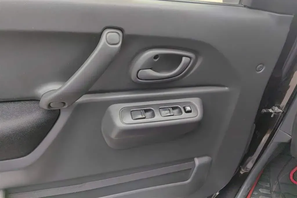 2015 Suzuki Jimny 1.3L 85HP L4 4AT,autocango,china used car exporter,china ev exporter,chinese used car exporter,chinese used ev exporter