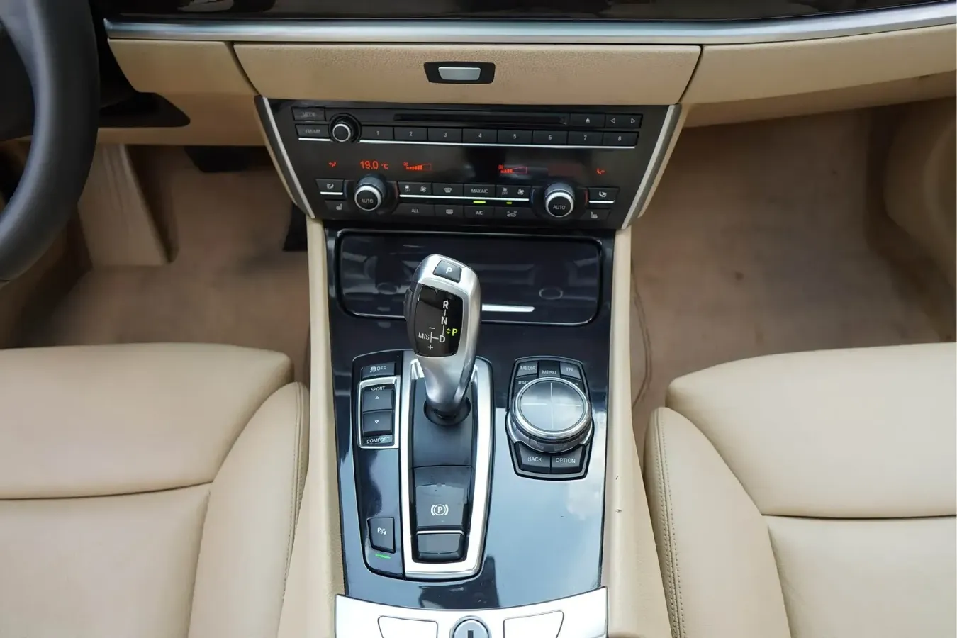 2013 BMW 5 Series GT 3.0T 306HP L6 8AT,autocango,china used car exporter,china ev exporter,chinese used car exporter,chinese used ev exporter