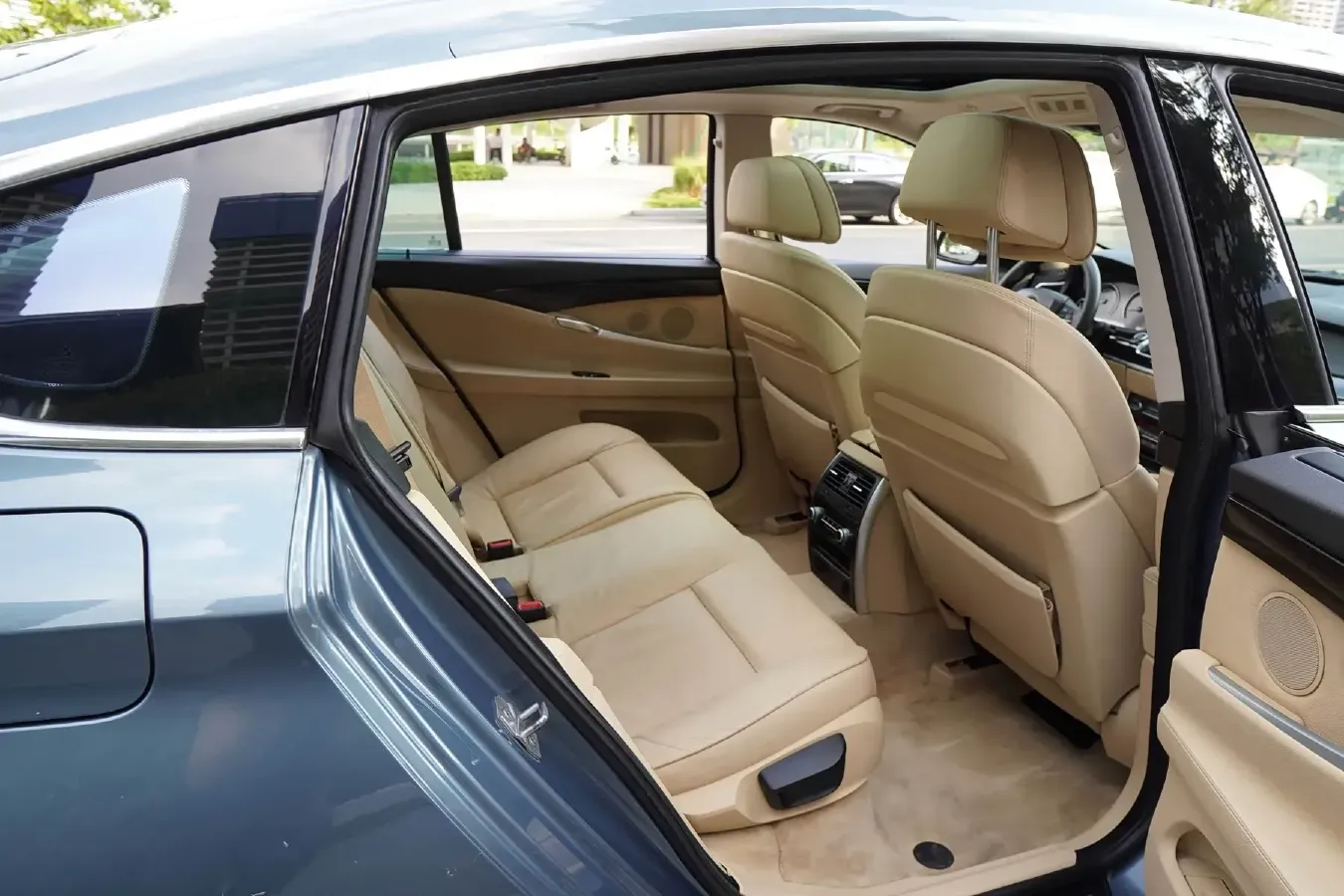 2013 BMW 5 Series GT 3.0T 306HP L6 8AT,autocango,china used car exporter,china ev exporter,chinese used car exporter,chinese used ev exporter