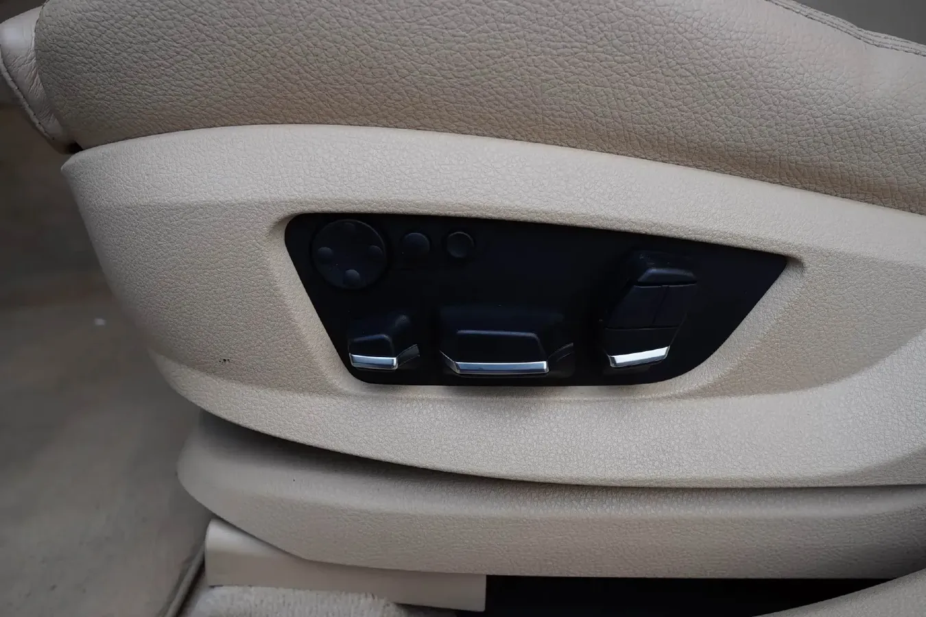 2013 BMW 5 Series GT 3.0T 306HP L6 8AT,autocango,china used car exporter,china ev exporter,chinese used car exporter,chinese used ev exporter