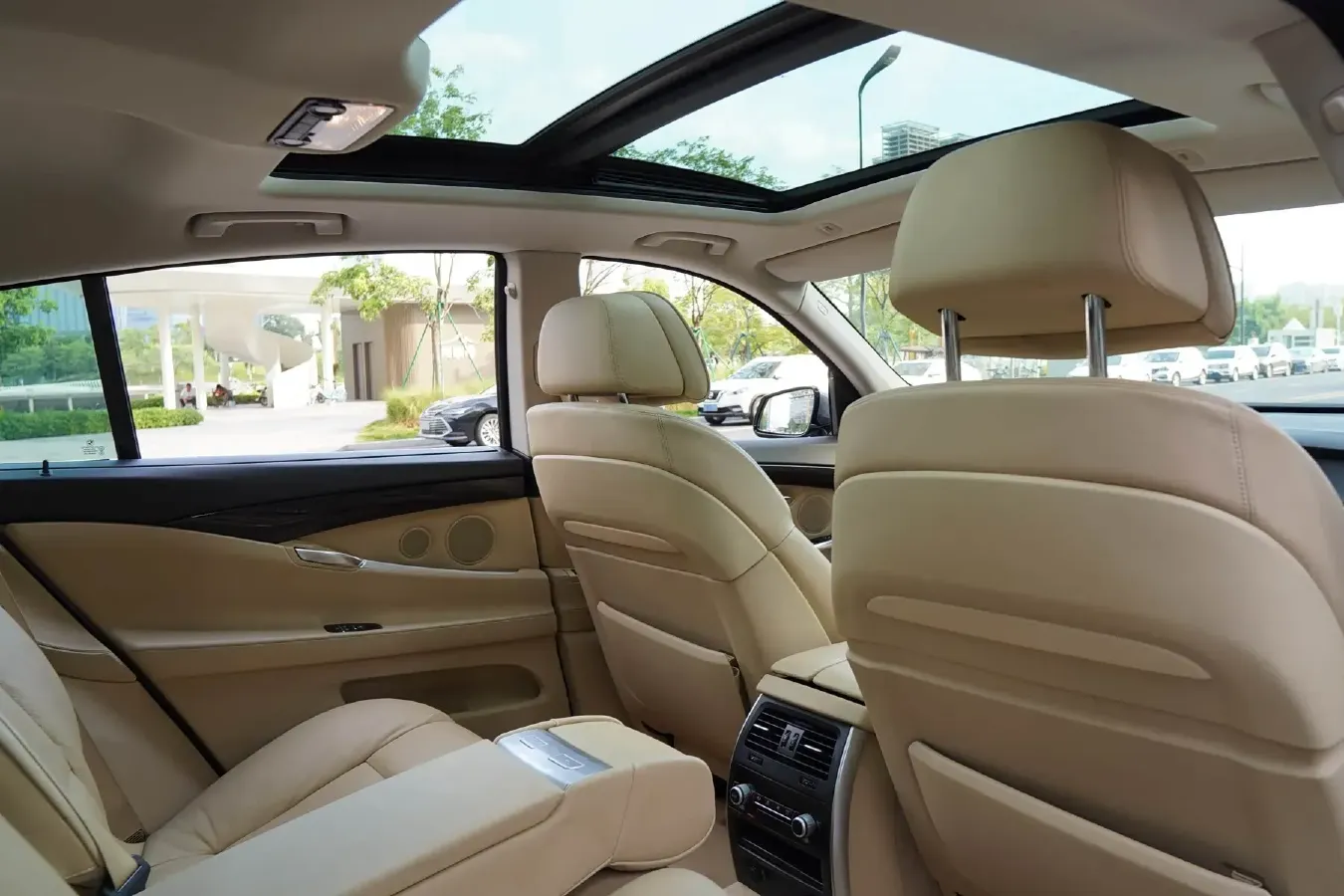 2013 BMW 5 Series GT 3.0T 306HP L6 8AT,autocango,china used car exporter,china ev exporter,chinese used car exporter,chinese used ev exporter