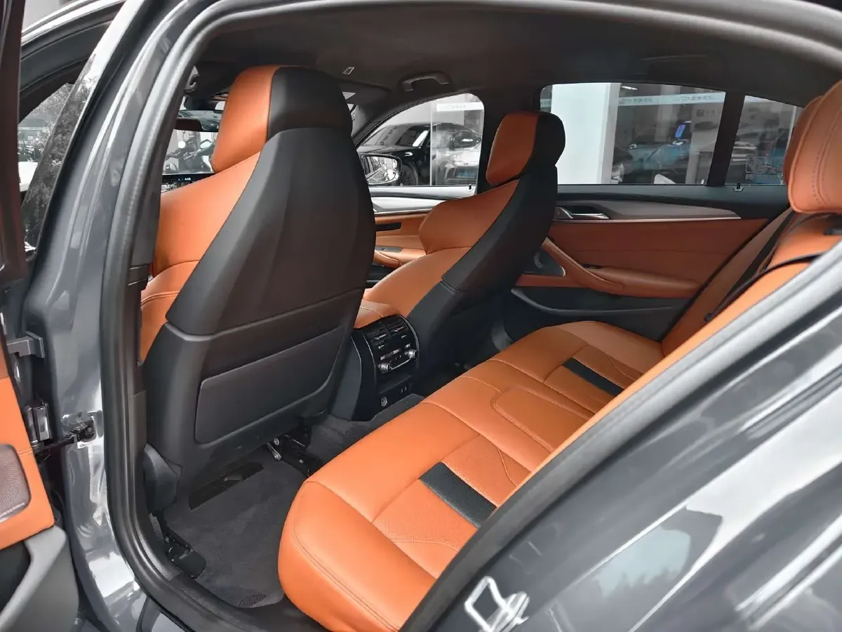 2021 BMW M5 4.4T 600HP V8 8AT,autocango,china used car exporter,china ev exporter,chinese used car exporter,chinese used ev exporter