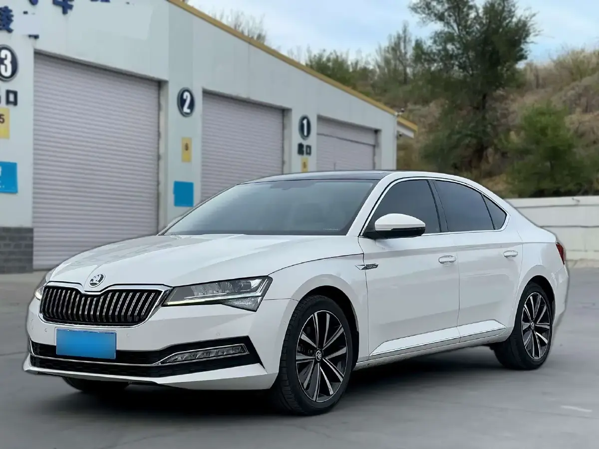 2021 Skoda Superb 2.0T 220HP L4 7DCT