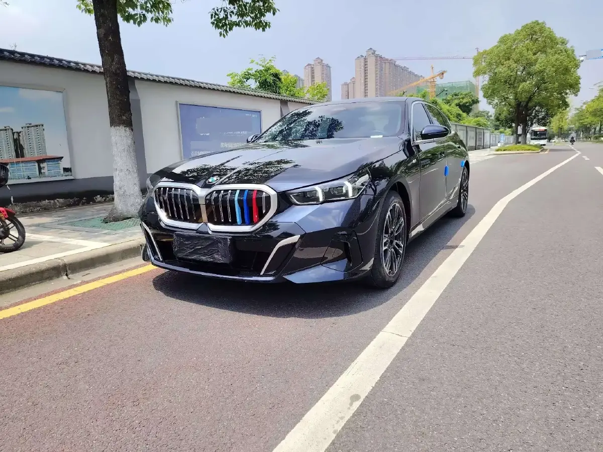 2024 BMW 5 Series 2.0T 258HP L4 8AT