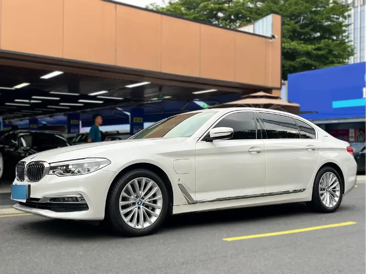 2019 BMW 5 Series 2.0T 184HP L4 8AT PHEV 13KWH