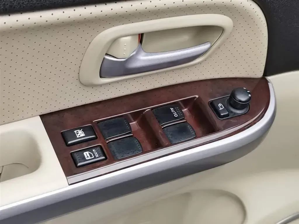 2012 Suzuki Grand Vitara 2.4L 166HP L4 5MT,autocango,china used car exporter,china ev exporter,chinese used car exporter,chinese used ev exporter