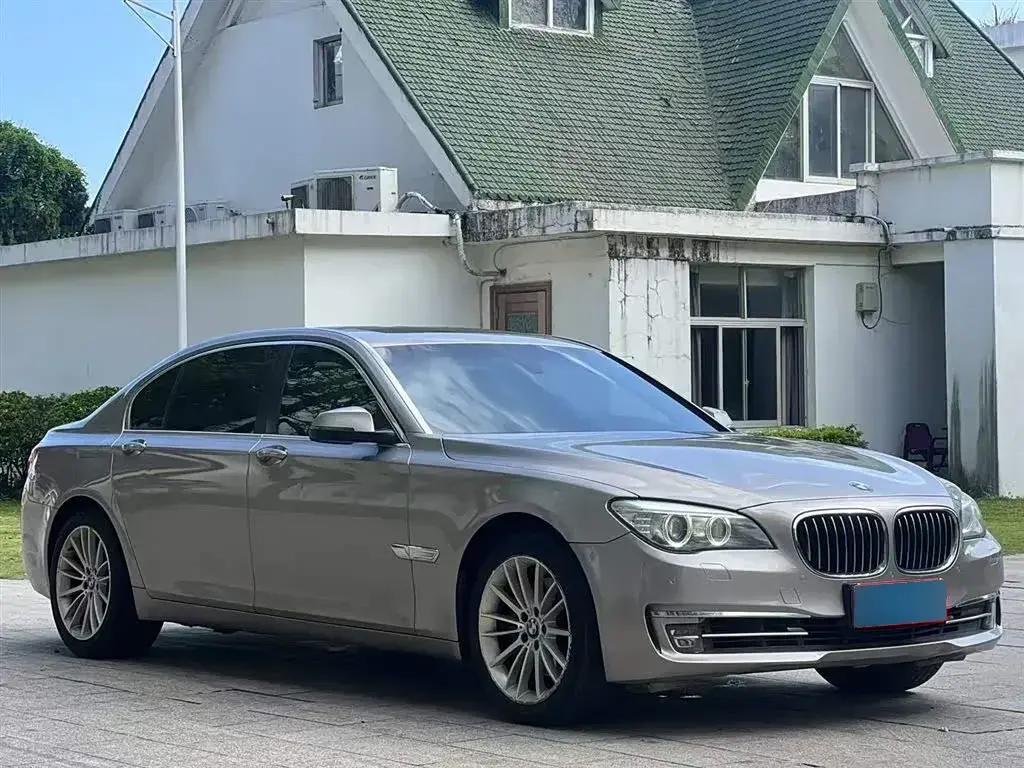 2013 BMW 7 Series 3.0T 320HP L6 8AT