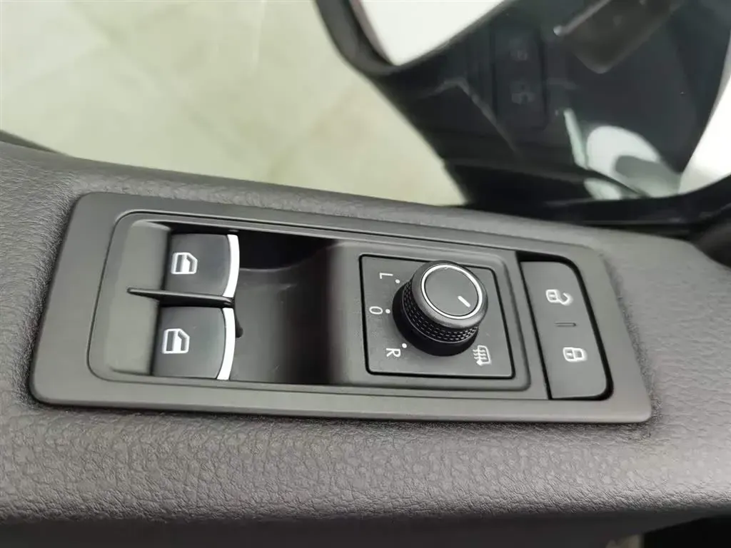 2017 Volkswagen Multivan 2.0T 204HP L4 7DCT,autocango,china used car exporter,china ev exporter,chinese used car exporter,chinese used ev exporter