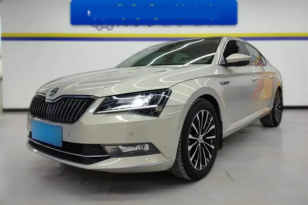 2016 Skoda Superb 2.0T 220HP L4 7DCT