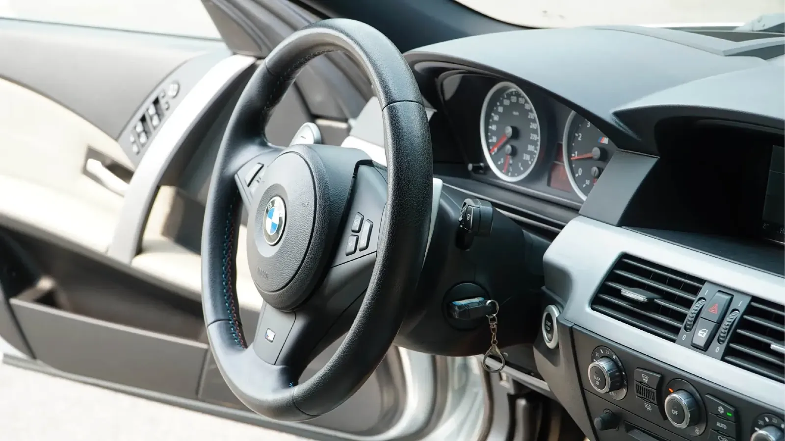 2005 BMW M5 5.0L 507HP V10 7AMT,autocango,china used car exporter,china ev exporter,chinese used car exporter,chinese used ev exporter