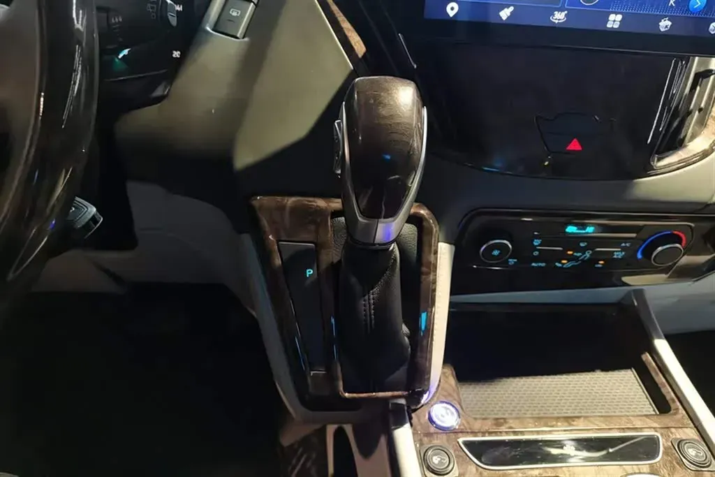 2020 Ford Tourneo 2.0T 203HP L4 5MT,autocango,china used car exporter,china ev exporter,chinese used car exporter,chinese used ev exporter