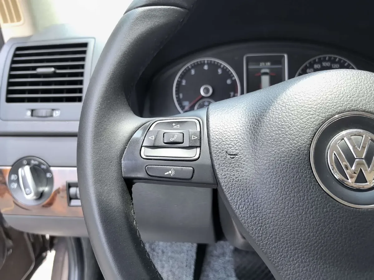 2012 Volkswagen Multivan 2.0T 204HP L4 7DCT,autocango,china used car exporter,china ev exporter,chinese used car exporter,chinese used ev exporter