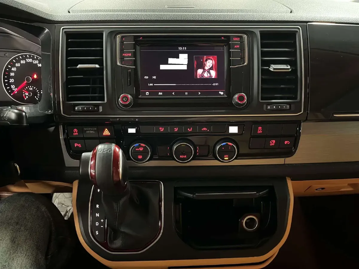 2017 Volkswagen Caravelle 2.0T 204HP L4 7DCT,autocango,china used car exporter,china ev exporter,chinese used car exporter,chinese used ev exporter