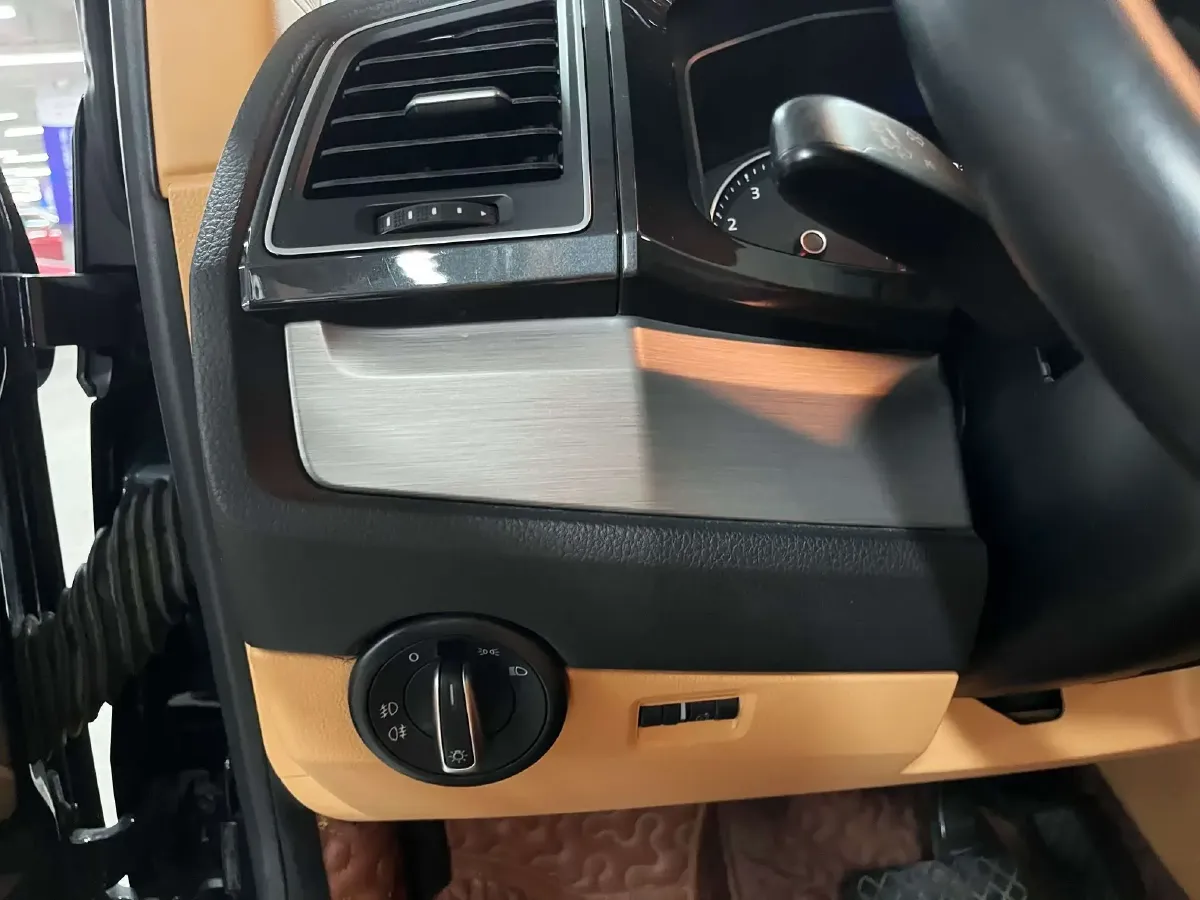 2017 Volkswagen Caravelle 2.0T 204HP L4 7DCT,autocango,china used car exporter,china ev exporter,chinese used car exporter,chinese used ev exporter