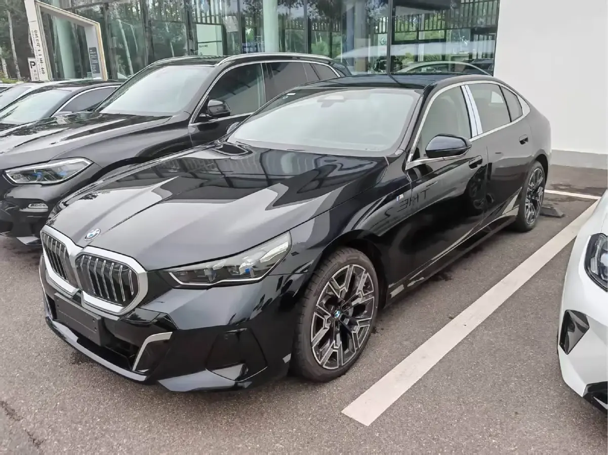 2025 BMW 5 Series 2.0T 258HP L4 8AT