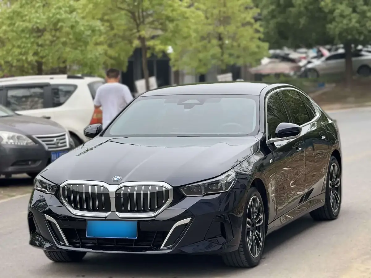 2024 BMW 5 Series 2.0T 258HP L4 8AT