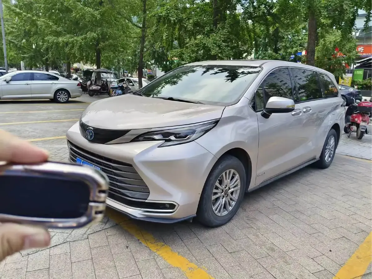 2021 Toyota Sienna 2.5L 192HP L4 E-CVT Hybrid