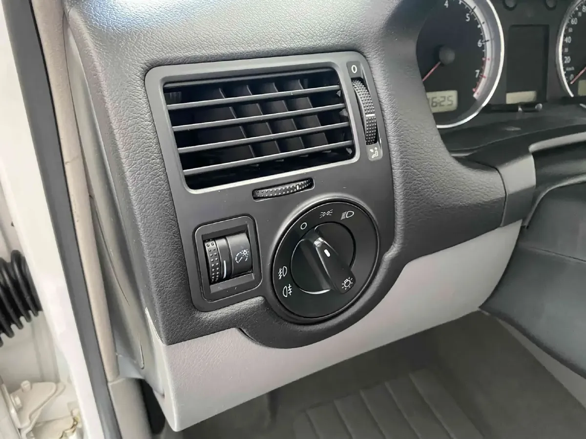 2006 Volkswagen Bora Classic 1.6L 100HP L4 4AT,autocango,china used car exporter,china ev exporter,chinese used car exporter,chinese used ev exporter