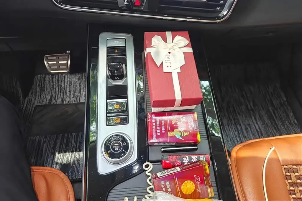 2023 Volkswagen Tavendor 2.0T 220HP L4 7DCT,autocango,china used car exporter,china ev exporter,chinese used car exporter,chinese used ev exporter